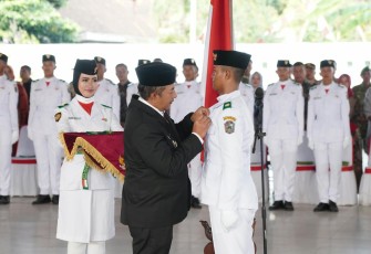 Penyematan lencana anggota Paskibraka Kabupaten Karanganyar oleh Bupati Rober Christanto saat prosesi pengukuhan di Pendopo Rumah Dinas Bupati Karanganyar, Sabtu (15/8/2026)