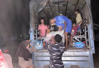 Prajurit TNI AL Bantu Evakuasi Ribuan Warga 