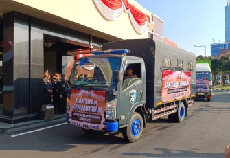 Kapolda Jatim Irjen Pol Nanang Avianto saat melepas bantuan kemanusiaan ke NTT, Senin (17/8)