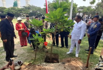 Bupati Rober Christanto ikut menanam buah sawo bersama PWKS di Alun-alun Karanganyar usai memimpin upacara Peringatan HUT ke-81 Kemerdekaan RI, Senin (17/8/2026)