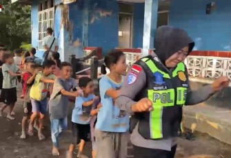 Polri Berikan Trauma Healing bagi Anak-Anak Terdampak Gempa Bumi di Ende