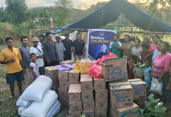 Anggota DPR RI Fraksi Partai NasDem, Julie Sutrisno Laiskodat, yang menyalurkan bantuan logistik ke tiga posko pengungsian