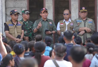 Kepala BNPB Letjen TNI Dr. Suharyanto S.Sos., M.M., memberikan sosialisasi kepada warga terdampak gempa M 7,7 Flores di Desa Peozaka Ramba, Kecamatan Ende, Kabupaten Ende, Nusa Tenggara Timur, Rabu (19/8)