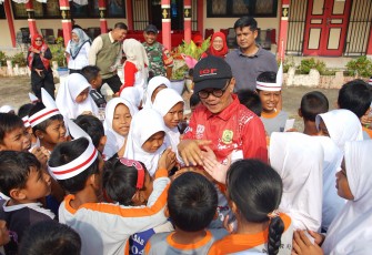 Jalan Santai Semarak HUT ke-81 RI, Wawako Raja Ariza Ajak Siswa dan Orangtua Perkuat Semangat Kebersamaan