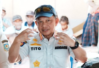 Mendagri saat mengunjungi Posko Tanggap Darurat Gempa Bumi di Maumere, Kabupaten Sikka, NTT, Rabu (19/8/2026)