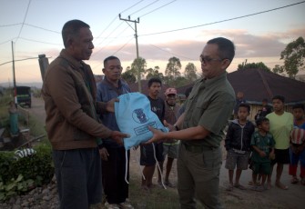 BNPB Salurkan Bantuan bagi Warga Terdampak Gempa M7.7 di Kecamatan Kuwus di Manggarai Barat