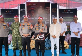 Wakapolri Komjen Pol. Prof. Dr. H. Dedi Prasetyo, M.Hum., M.Si., M.M bagikan 1.000 paket bantuan sosial untuk para petani dan masyarakat di kaki Gunung Gede Pangrango tepatnya di Kampung Maleber, Desa Ciherang, Kecamatan Pacet, Kabupaten Cianjur