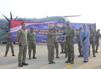 Deputi Bidang Logistik dan Peralatan BNPB  Dra. Andi Eviana M.Si menerima penyerahan secara simbolis bantuan logistik sebanyak 34.4 Ton dari TNI Angkatan Udara yang diserahkan langsung oleh Kepala Staf Angkatan Udara (KASAU) Marsekal Tonny Harjono, Halim Perdanakusuma, Jakarta (20/8)