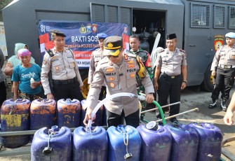 Kapolres Pasuruan Kota, AKBP Arief Ardiansyah Prasetyo, S.I.K., S.H., M.H., bersama jajarannya menyalurkan bantuan air bersih sebanyak 6.500 liter kepada warga