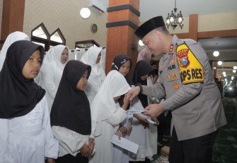 Polres Blitar Polda Jawa Timur memperingati Maulid Nabi Muhammad SAW dengan penuh khidmat di Masjid At-Taubah Polres Blitar