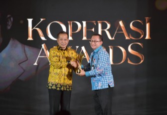 Menteri Desa dan Pembangunan Daerah Tertinggal Yandri Susanto dianugerahi penghargaan Award Trophy Kategori Bakti Koperasi Pradana Nayaka dari Kementerian Koperasi di St. Regis Jakarta, Kamis (20/8/2026)