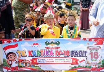 Kenakan Seragam Khas Nusantara di Karnaval HUT RI 81, Kontingen TK Kartika IV-18 Pacitan Tampil Berani