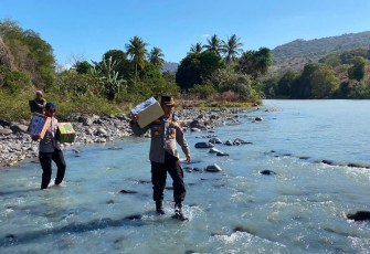 Polri Hadir Membawa Harapan Kapolres Nagekeo Salurkan Bantuan Kapolda NTT untuk Warga Terdampak Gempa