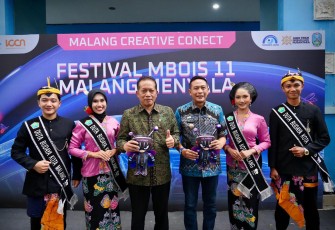 Menkop Ferry Juliantono bersama Walikota Malang Wahyu Hidayat usai membuka Festival Mbois II Malang Menyala di Malang, Jumat (21/8)