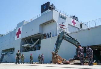 KRI dr. Soeharso-990 menyalurkan bantuan kemanusiaan seberat 30,19 ton untuk masyarakat yang terdampak bencana di Nusa Tenggara Timur (NTT) 