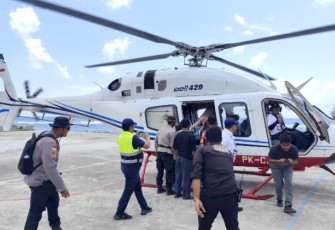 Polri Evakuasi Dua Warga Palue Lewat Jalur Udara, Lansia Korban Reruntuhan dan Ibu Hamil