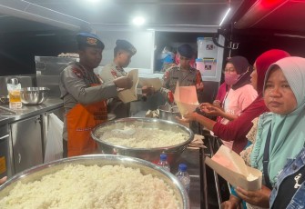 Brimob Polda Jatim Kerahkan Randurlap dan Water Treatment Pasok Makanan dan Air Bersih Pengungsi NTT