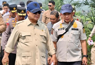 Mendagri Tito Karnavian mendampingi presiden Prabowo meninjau penanganan karhutla di Kabupaten Kubu Raya, Kalbar, Sabtu (22/8)