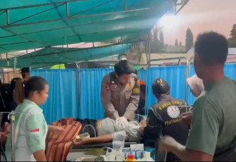 Pusdokkes Polri Berikan Layanan Kesehatan Gratis, 120 Warga Terdampak Gempa di Reo Telah Dilayani