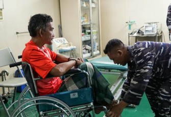 KRI dr Soeharso-990 Berhasil Operasi Korban Patah Tulang NTT 