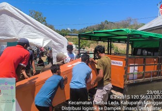 Proses distribusi bantuan logistik bagi warga terdampak bencana gempabumi M7,7 di Kecamatan Lamba Leda, Kabupaten Manggarai Timur, Minggu (23/8)