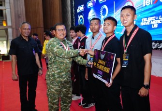 Asisten Komunikasi dan Elektronika (Askomlek) Panglima TNI Marsda TNI Basuki Rochmat secara resmi menutup Rise The Ranger 2 Cyber Competition 2026 di GOR A. Yani, Mabes TNI
