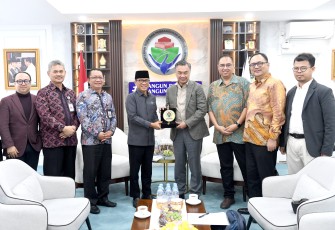 Mendes Yandri saat menerima audiensi Penasihat Senior Starbucks Wilayah Asia, Dino Patti Djalal, beserta jajaran, di ruang kerjanya, Kemendes PDT, Kamis (03/09/2026)