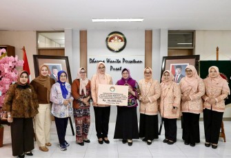 Bantuan tersebut diserahkan langsung oleh Ketua DWP Kemendagri Niken Tomsi Tohir kepada Ketua Bidang Sosial Budaya (Sosbud) DWP Pusat Sri Hartanti Azhar di Kantor DWP Pusat, Jakarta, Kamis (3/9/2026)