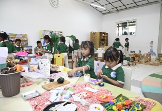 Anak-anak antusias belajar di ruang kelas
