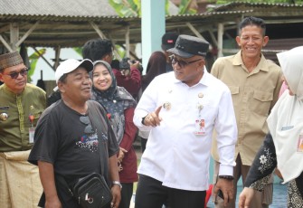Wako Lis serahkan secara langsung kartu Bima Sakti dan Kebutuhan Pokok