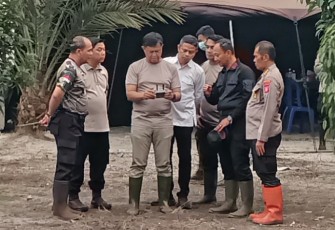 Polda Kalimantan Tengah bersama seluruh unsur Satuan Tugas (Satgas) Karhutla mengintensifkan upaya pemadaman kebakaran hutan dan lahan di Jalan Tjilik Riwut KM 23, Kota Palangka Raya