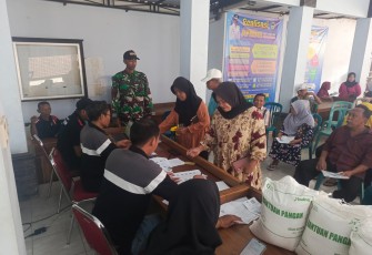 Babinsa Ngadirojo Dampingi Pendistribusian Penyaluran Bantuan Pangan Beras