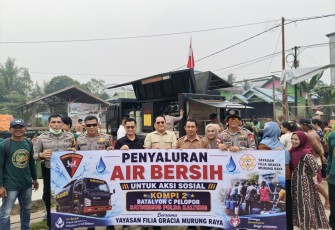 Brimob Kalteng Hadir di Tengah Warga Juking Panjang, Salurkan Air Bersih