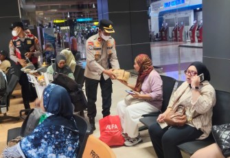 Polresta Bandara Soetta bersama Otoritas Bandara Berbagi Snack dan Minuman Gratis di Terminal 2