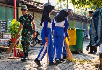 Sambut HUT ke-81 TNI, Kodim Madiun Ajak Pelajar dan Warga Peduli Kebersihan Pasar