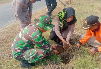 Seratus Pohon Ditanam, Tiga Pilar Wonoasri Titipkan Teduh untuk Generasi Mendatang