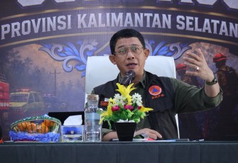 Kepala BNPB Letjen TNI Dr. Suharyanto S.Sos., M.M., memimpin rapat koordinasi penanganan kebakaran hutan dan lahan (karhutla) wilayah Kalimantan Selatan, di Banjarbaru, Kalimantan Selatan, Kamis (10/9)