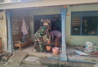 Ringankan Beban Warga, Babinsa Turun Tangan Perbaiki Rumah Rusak