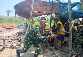 Babinsa Joho Kawal Pembangunan Irigasi, Bantu Petani Hadapi Musim Kemarau
