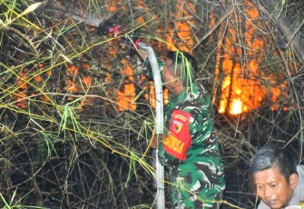 Kendaraan Pemadam Kebakaran Kodim 0803/Madiun Dikerahkan, Babinsa dan Warga Sigap Jinakkan Api di Josenan