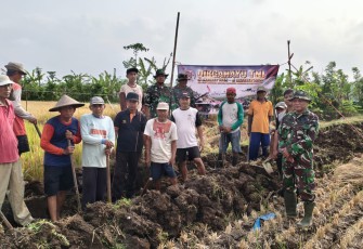 TNI-Polri dan Warga Gotong Royong Bersihkan Irigasi Persawahan