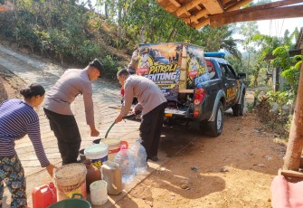 Polres Trenggalek Pasok Ribuan Liter Air Bersih Pakai Mobil Patroli Modifikasi