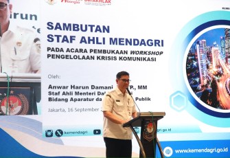 Staf Ahli Menteri Bidang Aparatur dan Pelayanan Publik Kemendagri Anwar Harun Damanik saat membuka Workshop Pengelolaan Krisis Komunikasi di Grand Orchardz Hotel Kemayoran
