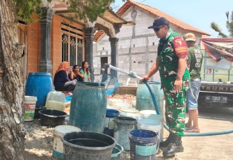 TNI dan Komunitas Eltrek Salurkan 4.000 Liter Air Bersih ke Warga Sukokidul
