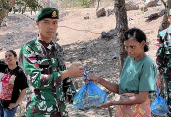 Jumat Berkah, Yonarmed 12 Kostrad Berbagi Sembako kepada Masyarakat Kurang Mampu