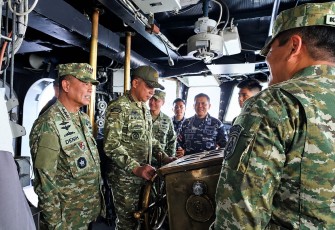 Panglima TNI Jenderal TNI Agus Subiyanto mengunjungi kapal induk ringan ITS Giuseppe Garibaldi yang tiba dan bersandar di Dermaga 107, Pelabuhan Tanjung Priok,