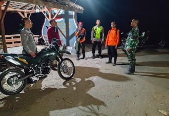 Babinsa, Bersama Inkait dan Komponen Masyarakat Desa Pager Kompak Padamkan Kebakaran Hutan