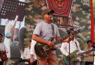 Panglima TNI Jenderal TNI Agus Subiyanto menyanyikan lagu dengan petikan gitarnya saat penutupan lomba tembak Piala Panglima TNI 2026 di Lapangan Tembak Divif 1 Kostrad, Cilodong, Depok, Minggu (20/9)