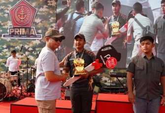 Panglima TNI Jenderal TNI Agus Subiyanto memberikan hadiah juara lomba tembak, Minggu (20/9)