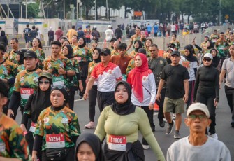 Pangkostrad Letjen TNI Mohammad Fadjar beserta ibu mengikuti TNI Run 2026